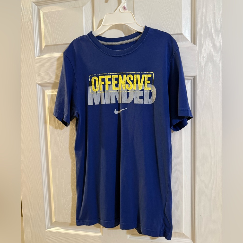Nike Men's Navy and Yellow Graphic Tee